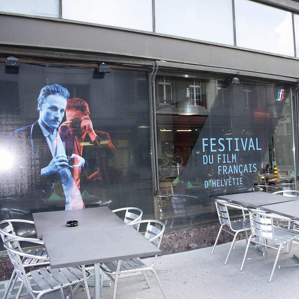 Vitrine avec autocollants pour FFFH